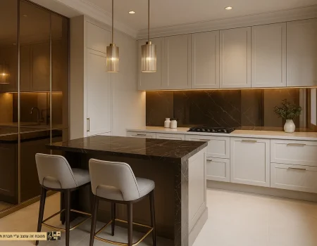 מטבח יוקרתי קטן עם נגיעות ברונזה