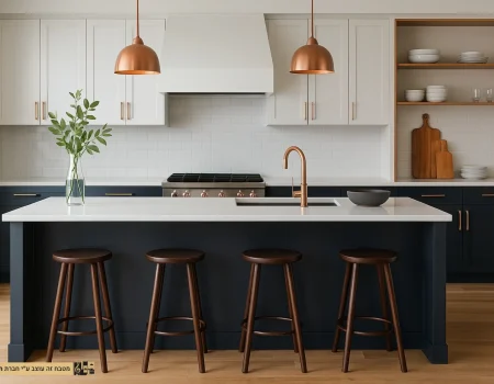 מטבח כחול כהה ולבן עם נגיעות רוז גולד