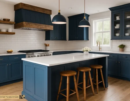 מטבח כפרי בצבע כחול כהה עם נגיעות עץ טבעי ועיצוב אלגנטי