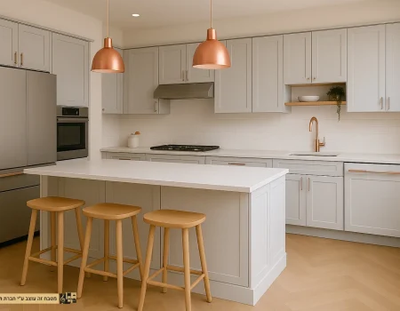 מטבח מודרני בגוון לבן-אפור עם נגיעות רוז גולד אלגנטיות