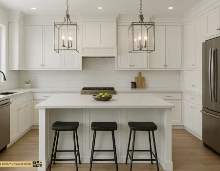 מטבח לבן בסגנון כפרי עם אי באמצע