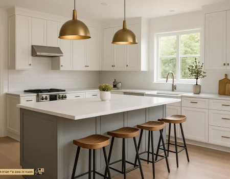 מטבח כפרי מודרני בצבע לבן בשילוב אפור רך