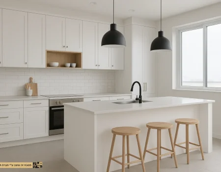 מטבח לבן מודרני בדירת קבלן