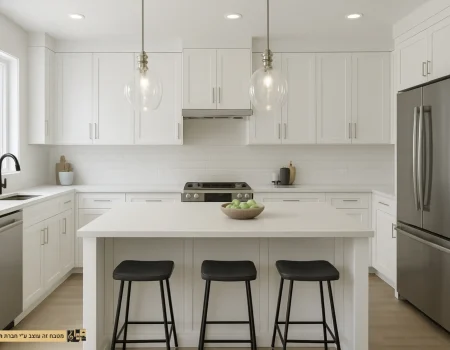 מטבח לבן עם אי באמצע