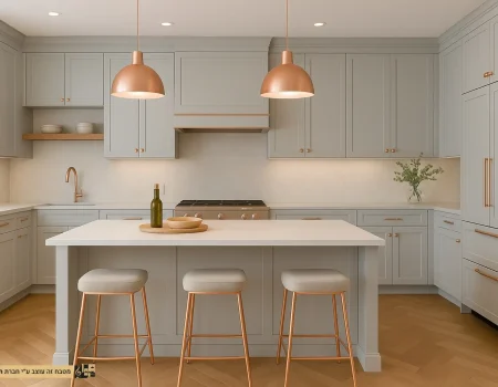 מטבח אפור כפרי עם נגיעות רוז גולד