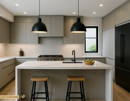 מטבח מודרני בגוון אפור עם אי מרכזי ופינישים שחורים