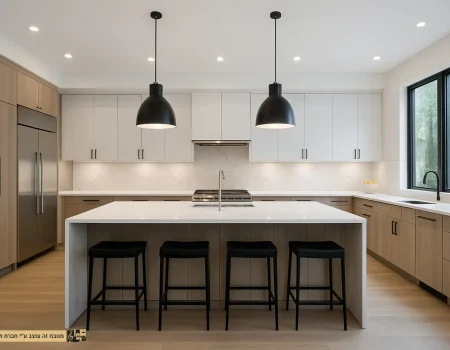 מטבח מודרני גדול לבן בשילוב עץ