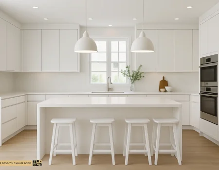 מטבח מודרני לבן מינימליסטי עם אי ישיבה רחב