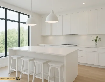 מטבח מודרני לבן עם חלון גדול