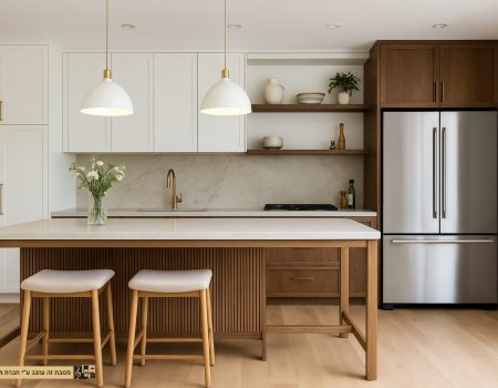 מטבח יוקרתי עם שילוב עץ ולבן בעיצוב נקי ומאוזן – תו המטבח