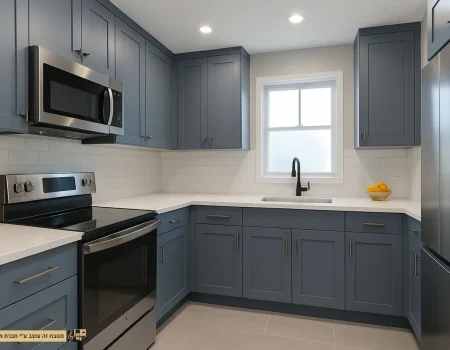 מטבח קטן בצבעי כחול-אפור