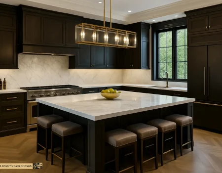 מטבח שחור יוקרתי עם אי ענקי