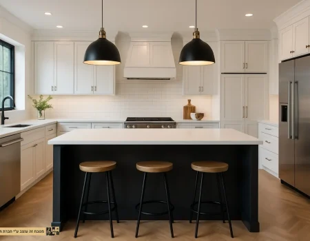 מטבח שחור לבן בסגנון כפרי