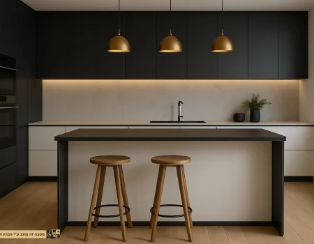 מטבח שחור-לבן מודרני עם נגיעות זהב