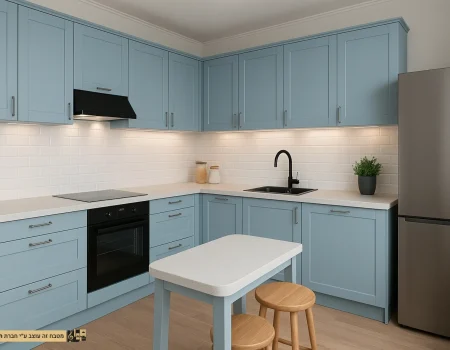 מטבח תכלת סקנדינבי עם טאץ’ מודרני